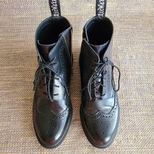 Elegant Dr. Martens brogue boots, size 8, black, EUC